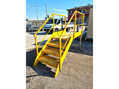 SCALA CON PARAPETTO X LABORATORI USATA