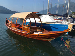 Barca d'epoca in legno a motore