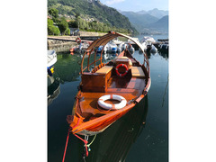 Barca d'epoca in legno a motore