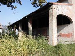Rustico indip.  da ristrut. con 8.5 ettari di terreno a Baganzola