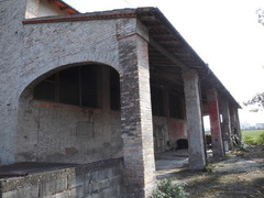 Rustico indip.  da ristrut. con 8.5 ettari di terreno a Baganzola