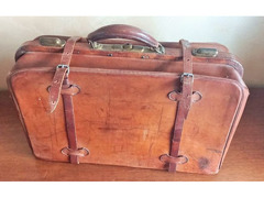 Valigia d'antan-vintage in cuoio semirigida , per auto con cinghie chiusura