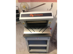 Macchina taglia pane