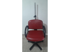 Poltrona da parrucchiere Rossa, girevole e con supporto poggiatesta regolabile.