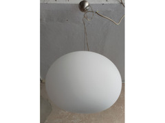 Bellissima lampada a sospensione a forma di globo ovale.