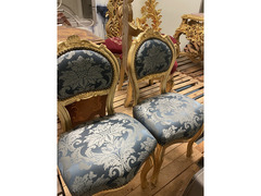 Poltroncina in tessuto blu e decorazioni dorate