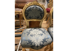 Poltroncina in tessuto blu e decorazioni dorate