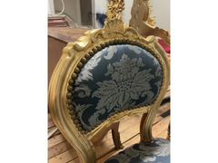 Poltroncina in tessuto blu e decorazioni dorate