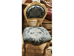 Poltroncina in tessuto blu e decorazioni dorate