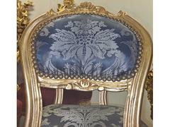 Poltroncina in tessuto blu e decorazioni dorate