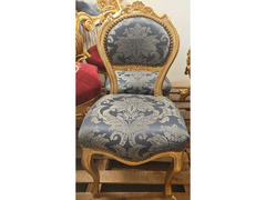 Poltroncina in tessuto blu e decorazioni dorate