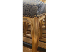 Poltroncina in tessuto blu e decorazioni dorate