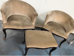 Set poltroncine e poggiapiedi in velluto beige