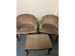 Set poltroncine e poggiapiedi in velluto beige