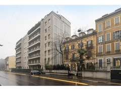 Via Senato 35, attico monolocale completamente ristrutturato.