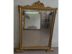 Specchio Antico Dorato con cornice in legno dorata e scolpita alcuni fregi misure alt. 108 cm. larg.