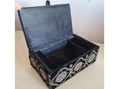 Antico   portagioie  anglo-indiano in  velluto cinigliato  nero con ricami in filo dorato e perle di