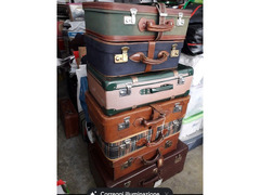 Valige vintage da collezione  in materiali e dimensioni   varie ,buono  lo stato sia esterno che int