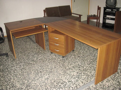 Scrivanie Con Cassettiera E Poltrona