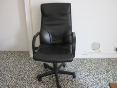 Scrivanie Con Cassettiera E Poltrona