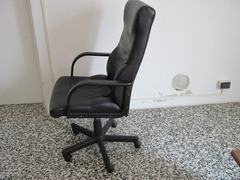 Scrivanie Con Cassettiera E Poltrona