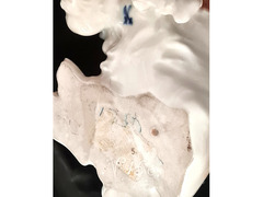 Cane  porcellana di Meissen  seduto con mantello marrone e bianco,