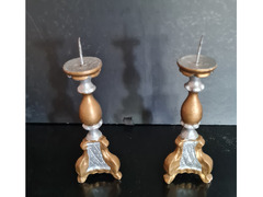 Coppia di antichi  mini candelieri in legno  per altari in miniatura , altezza cm .15. Vendo a  € 58