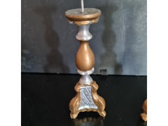 Coppia di antichi  mini candelieri in legno  per altari in miniatura , altezza cm .15. Vendo a  € 58