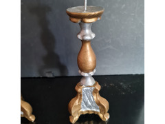Coppia di antichi  mini candelieri in legno  per altari in miniatura , altezza cm .15. Vendo a  € 58