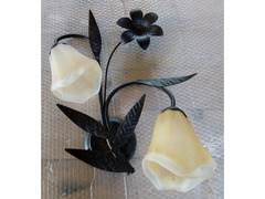 Lampada da parete in ferro battuto con due fiori in vetro e foglie decorative