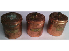 Set di tre barattoli in Rame vintage con coperchi decorati.
