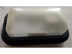 Applique plafoniere varie in vetro metallo o plastica per interni ed esterni.