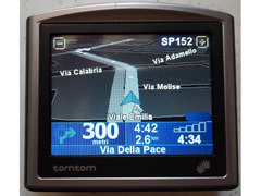 Navigatore GPS TomTom One con scheda SD SanDisk da 2 GB.
