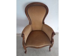 Poltrona in legno intagliato con rivestimento in tessuto Velluto beige