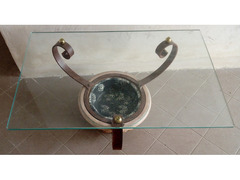Tavolino basso piano in Vetro basamento in pietra e metallo misure Altezza 50 x 57 x 89