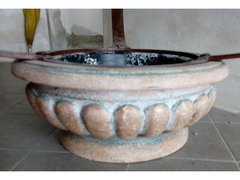 Tavolino basso piano in Vetro basamento in pietra e metallo misure Altezza 50 x 57 x 89