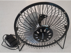 Ventilatore da tavolo con presa USB completo di caricabatteria. Portatile ovunque