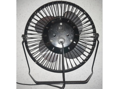 Ventilatore da tavolo con presa USB completo di caricabatteria. Portatile ovunque