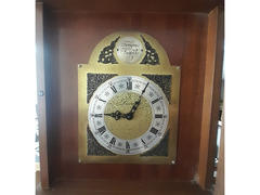 Orologio a Pendolo Tempus Fugit. da restaurare lucidatura, manca base sotto, per il resto c'è tutto