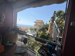 PIETRA LIGURE VENDESI STUPENDO TRILOCALE CON VISTA MARE