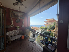 PIETRA LIGURE VENDESI STUPENDO TRILOCALE CON VISTA MARE