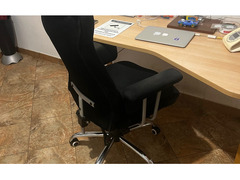 SCRIVANIA E POLTRONCINA PER STUDIO,UFFICIO O CAMERETTA RAGAZZO.