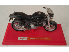 Modellino della Ducati Monster S4 in scala 1:18 prodotto da Maisto.