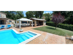 Affitti stagionali in casale con piscina