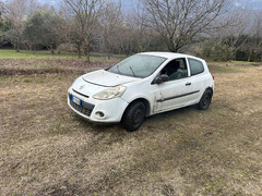 LOTTO 2 - Autocarro Renault Clio targato EP552DN
