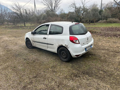 LOTTO 2 - Autocarro Renault Clio targato EP552DN