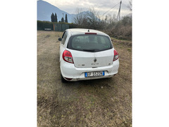 LOTTO 2 - Autocarro Renault Clio targato EP552DN