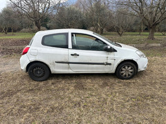 LOTTO 2 - Autocarro Renault Clio targato EP552DN