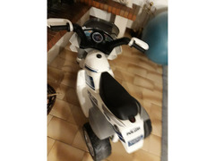 MOTO A BATTERIA POLICE PEG PEREGO