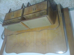 Antico Letto matrimoniale in Legno color noce chiaro con due comodini, senza rete.